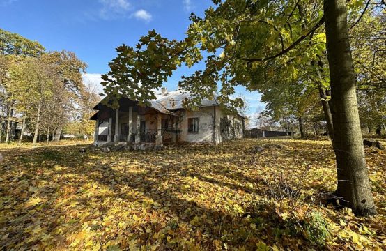 Niepowtarzalna oferta naszego biura! 161D Nowy Sącz os Zawada, zabytkowy dworek z XIX w z dużym parkiem, pow. dworku 192, 76m2, działka 79,39  ar, 6 pokoi, weranda. Cena:  2 000 000 zł