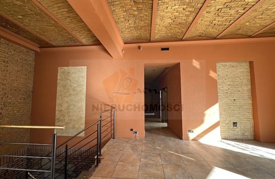 018LW* N. Sącz ul. Romanowskiego,  lokal handlowo-usługowy, pow. 131 m2+ 42 m2- piwnicy. Cena: 5500 zł brutto