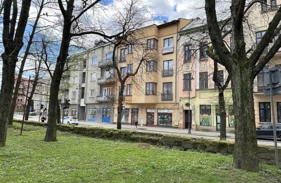 013MW N. Sącz ul. Jagiellońska, mieszkanie na wynajem w centrum miasta pow. 67,78 m2, 3 pokoje, balkon, miejsce parkingowe. Cena: 2500 zł