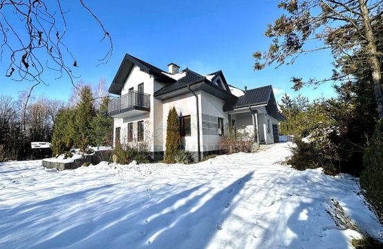 172D Nowoczesny dom wolnostojący położony w gminie Grybów, 220m2, działka 60 ar, 7 pokoi, garaż, taras. Cena: 1 500 000 zł